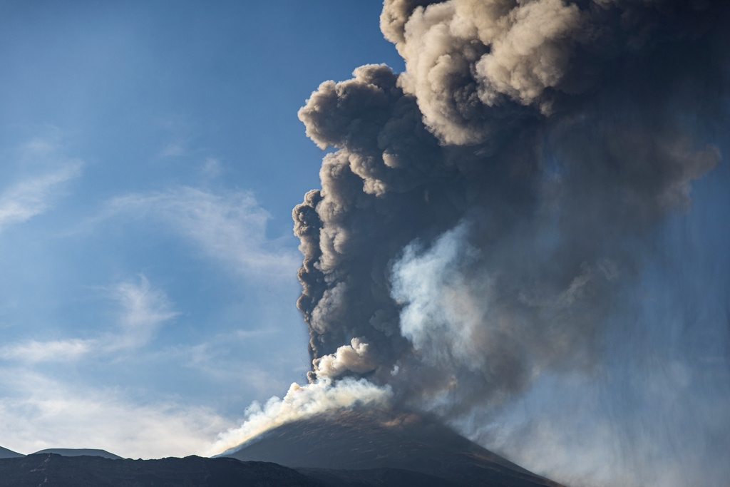 Le volcan, qui culmine à 3357 mètres d'altitude, a craché de la lave et des cendres à plusieurs reprises depuis le mois de février.
