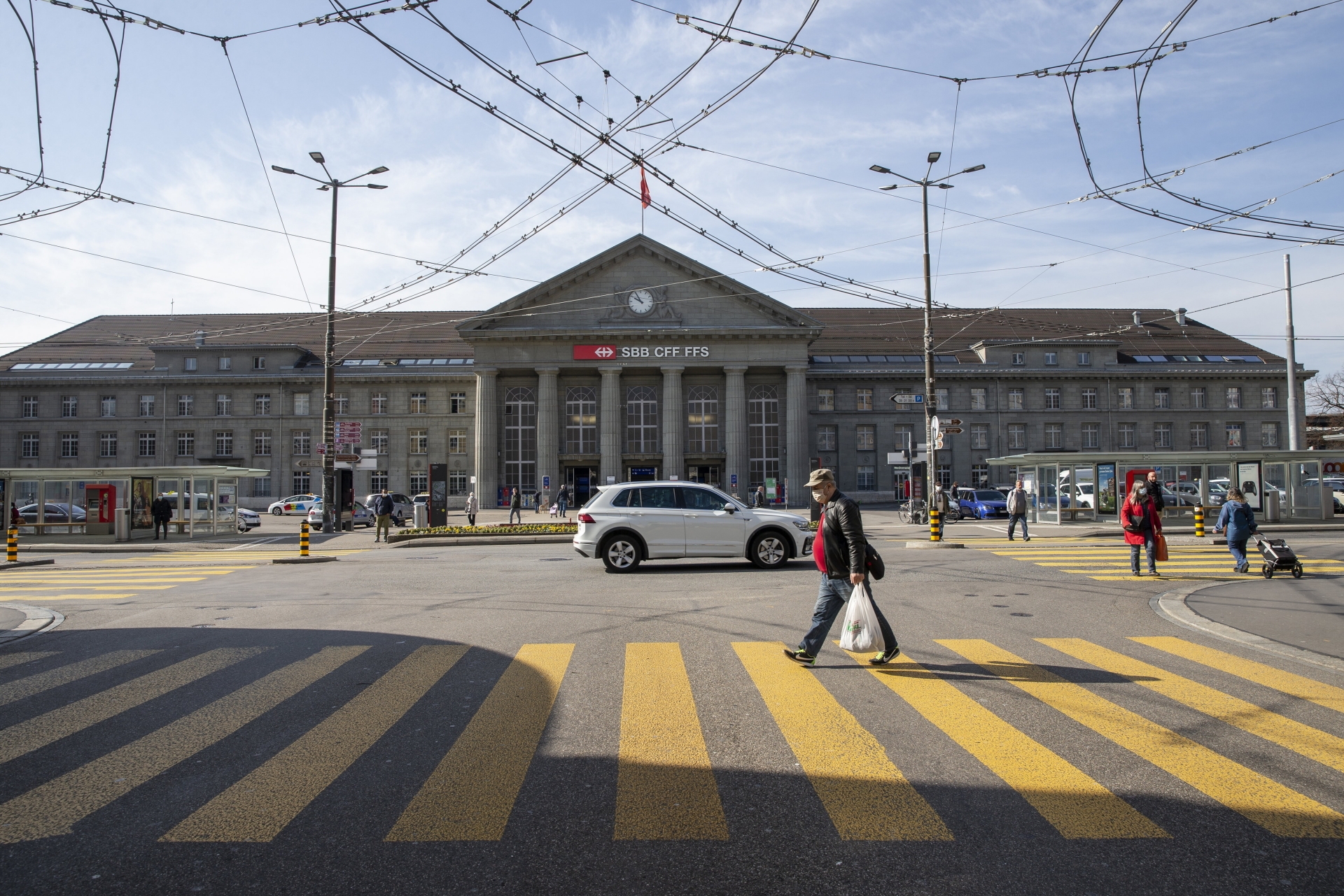La circulation est souvent compliquée sur la place de la Gare de Bienne, mais le projet de réaménagement est annulé.