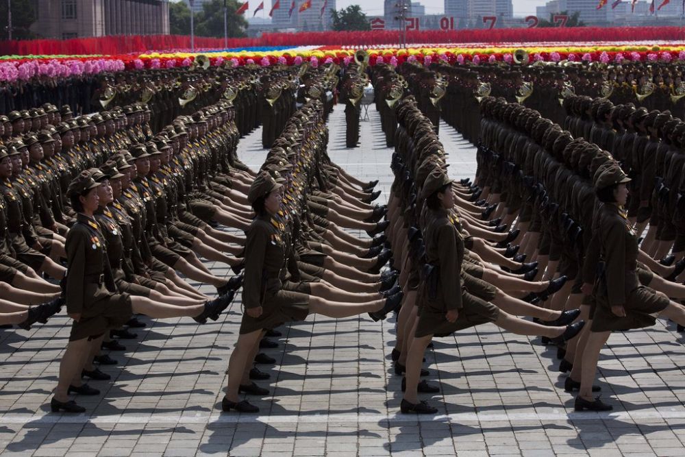 Vaste parade militaire en présence de son leader, samedi en Corée du Nord, pour fêter le 60e anniversaire de la signature de l'armistice entre les deux Corées.
