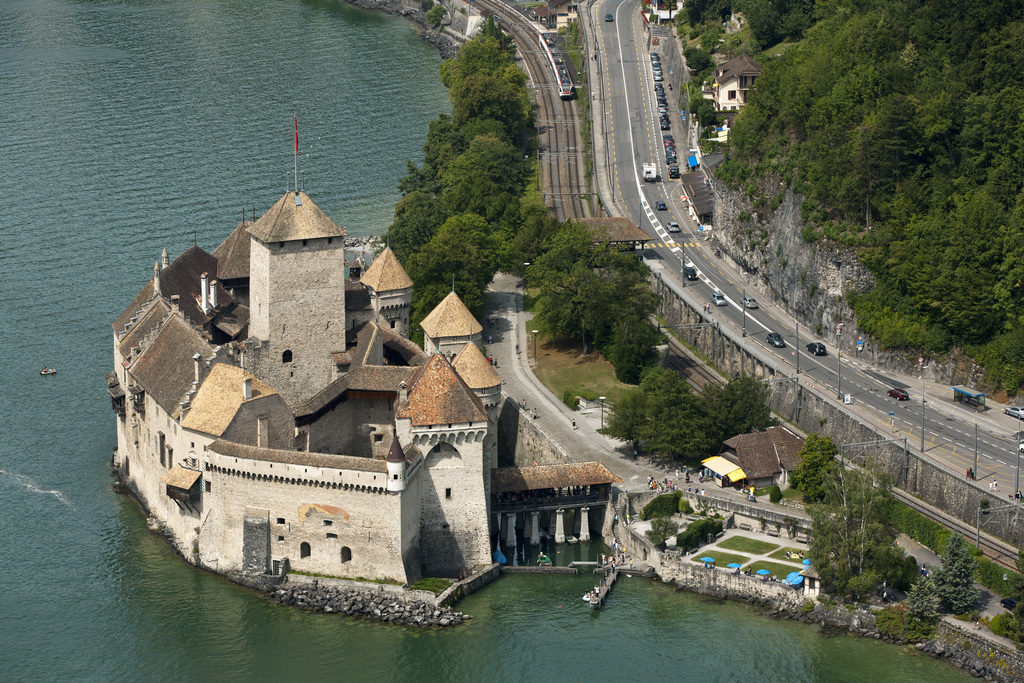 Le Château de Chillon à Veytaux (VD) propose une nouvelle exposition temporaire dès samedi et jusqu’au 24 novembre. "Chillon, la belle époque de l’affiche" fera découvrir près d’un siècle et demi de placards "cultes" consacrés au monument et au paysage qui l'entoure.