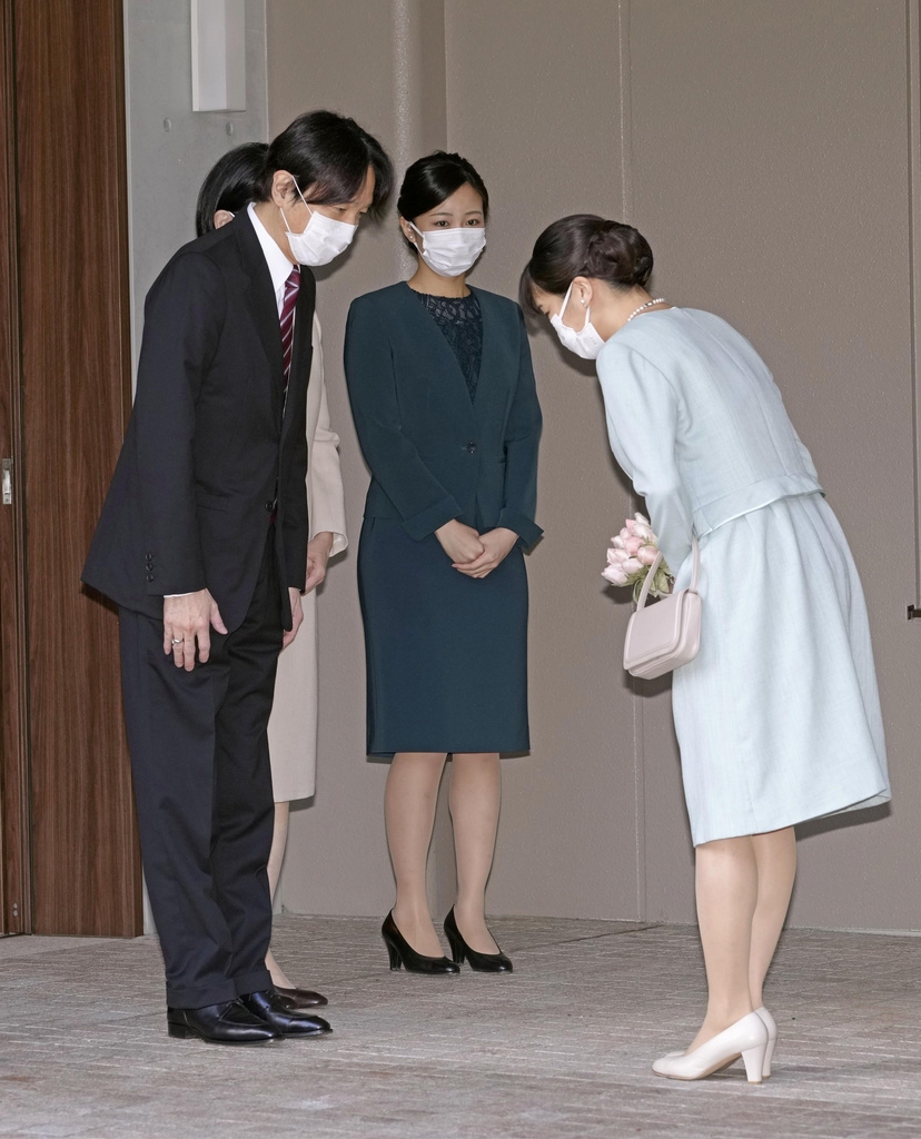 La princesse Mako s'incline devant ses parents au moment de faire ses adieux à sa famille (son père, sa mère et sa soeur, de gauche à droite).