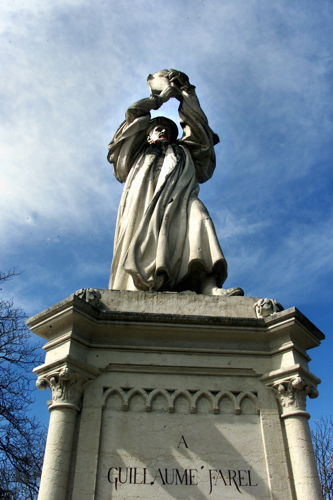 Le Prix Farel (ici la statue de Guillaume Farel devant la collégiale) revient à Neuchâtel.