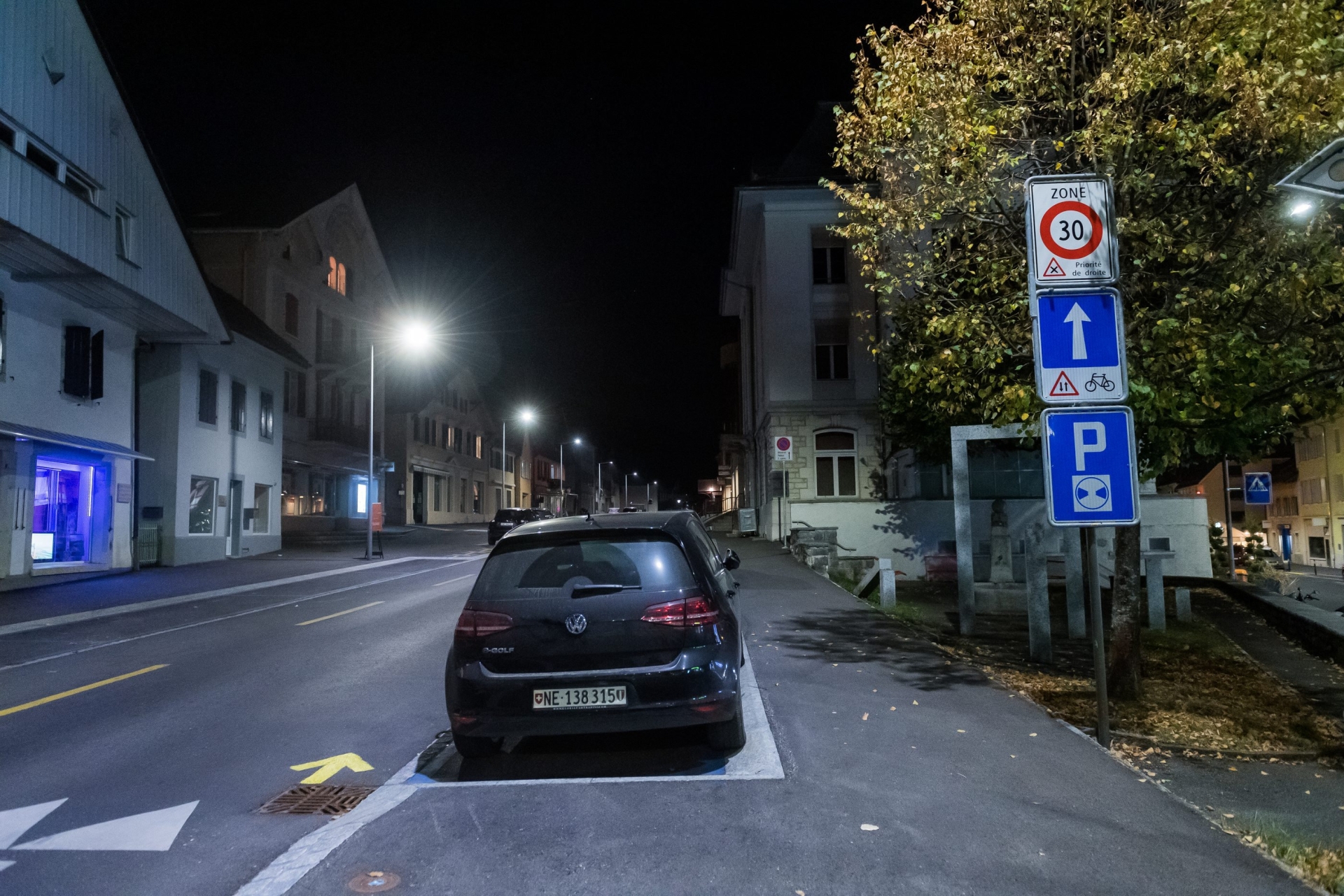 Certaines communes du canton de Neuchâtel ont sonné la fin de l'éclairage public nocturne, comme ici à Val-de-Ruz.
