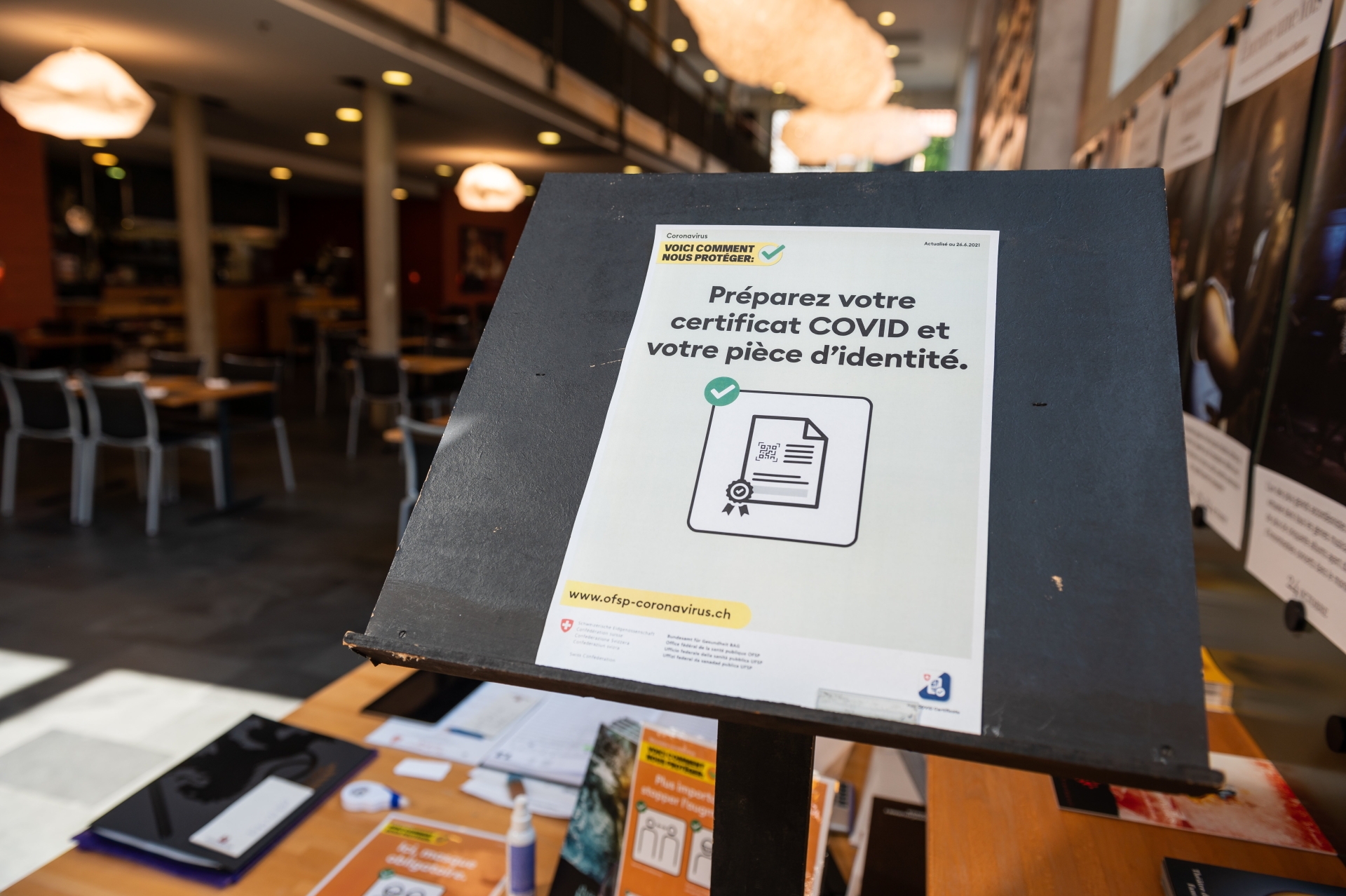 L’obligation de presenter un certificat Covid-19 est une realite   dans les restaurants (hors terrasses) Ici Chez Max et Meuron  Neuchâtel, le 13 septembre 2021 Photo: Lucas Vuitel
