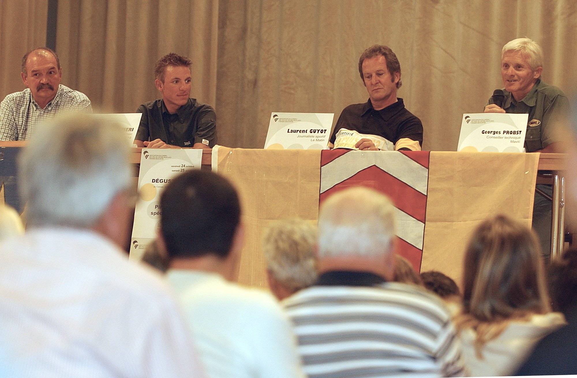 Laurent Guyot, troisième depuis la gauche, dans une conférence sur la participation de Steve Zampieri au Tour de France à Cressier, en 2003.