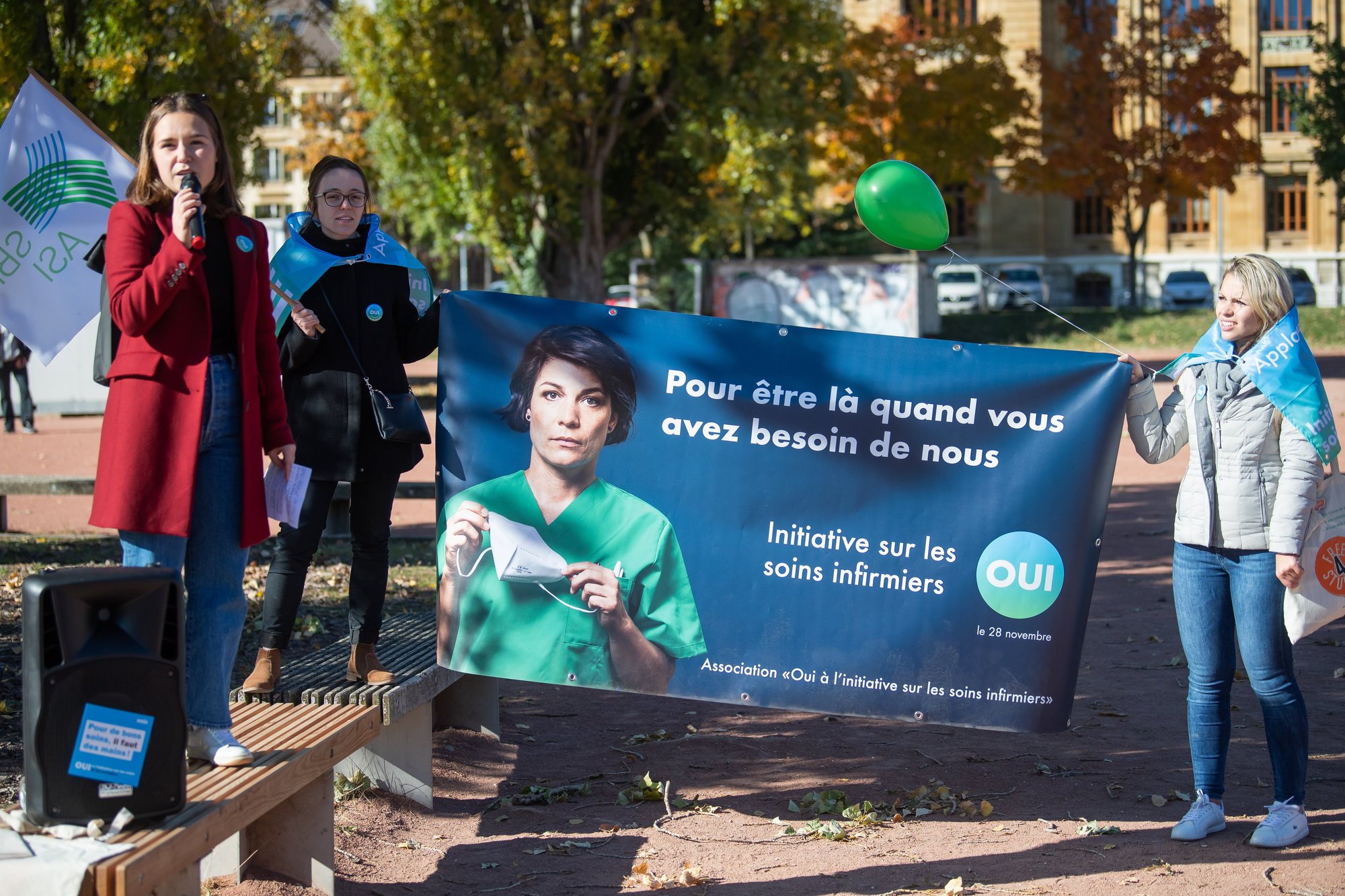 Plusieurs dizaines de personnes avaient défilé samedi 23 octobre à Neuchâtel en faveur du «oui» à l’initiative «Pour des soins infirmiers forts».