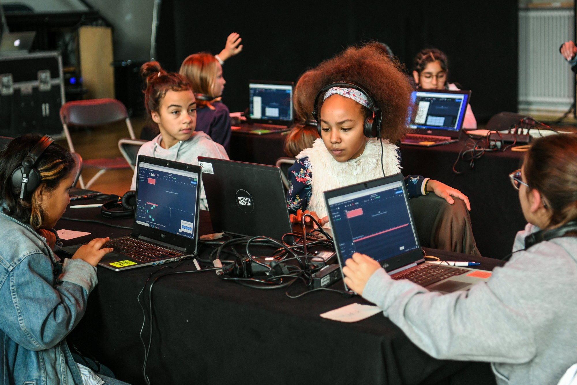 Casque sur les oreilles, les jeunes filles ont appris à créer des sons numériques à l’aide d’un logiciel.