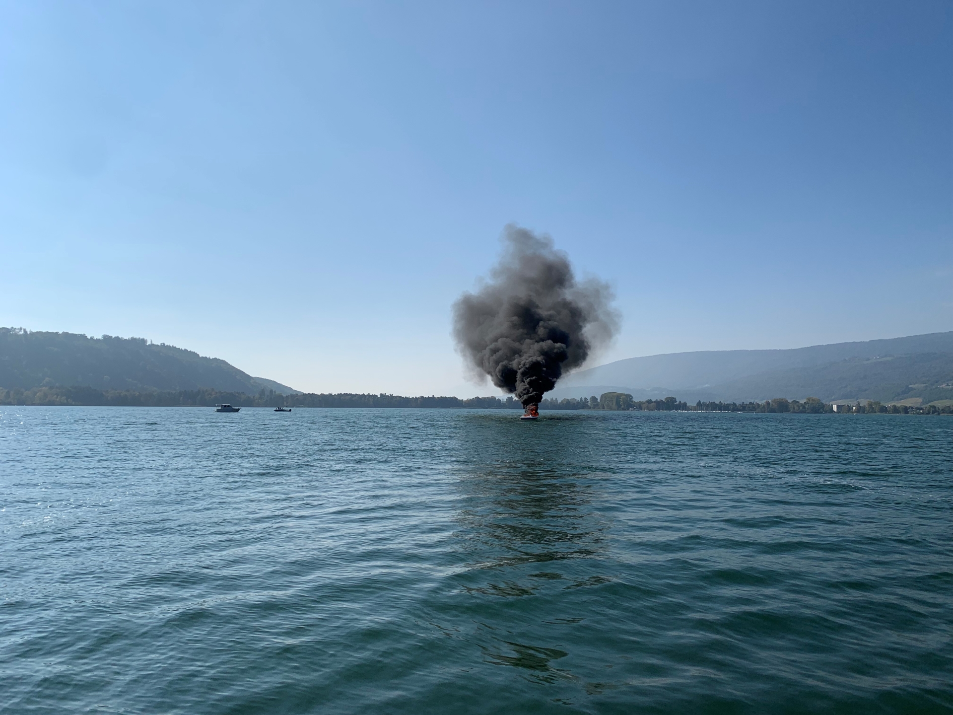 L'incendie à bord du bateau à moteur qui naviguait sur le lac de Bienne ce samedi 16 octobre a produit un fort dégagement de fumée.