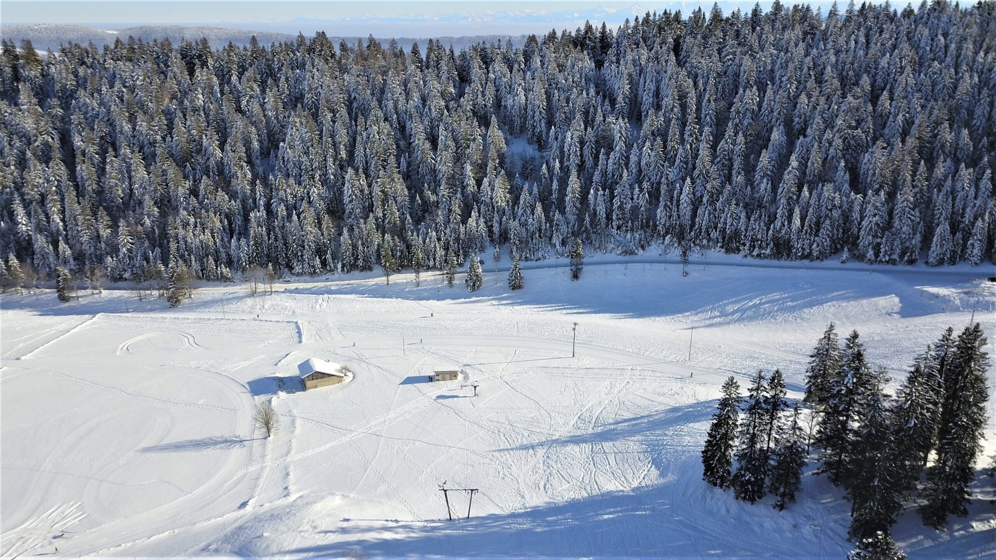 Avec la réouverture du téléski de Crêt-Meuron et la nouvelle installation de La Corbatière, un nouveau domaine skiable voit le jour dans les Montagnes neuchâteloises.