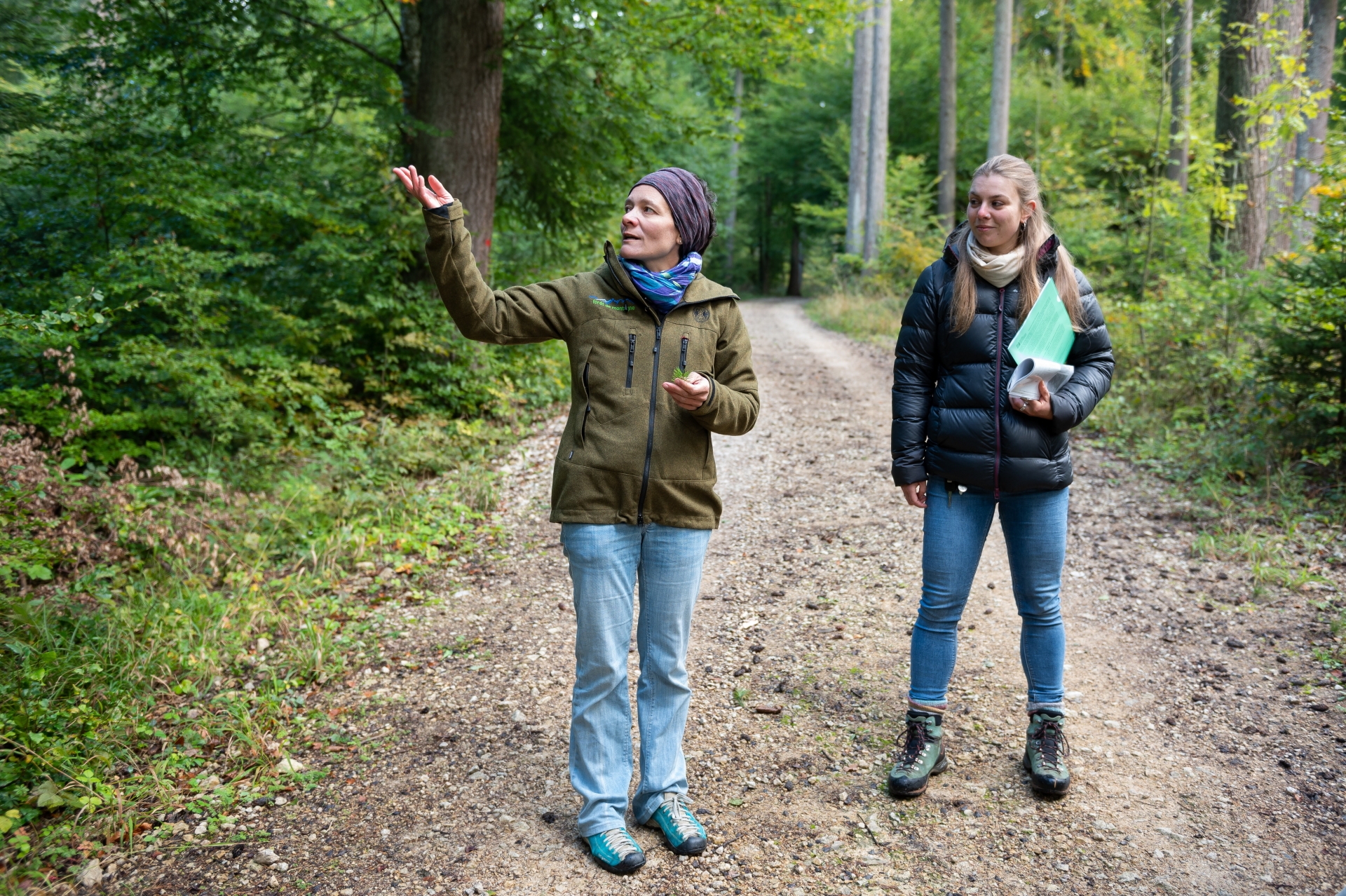 Gloria Locatelli et Laure Oberli (gauche à droite), respectivement présidente et membre de la Société neuchâteloise des forestiers (SFN), présentent le contour des sorties thématiques dans les hauteurs de Bevaix.