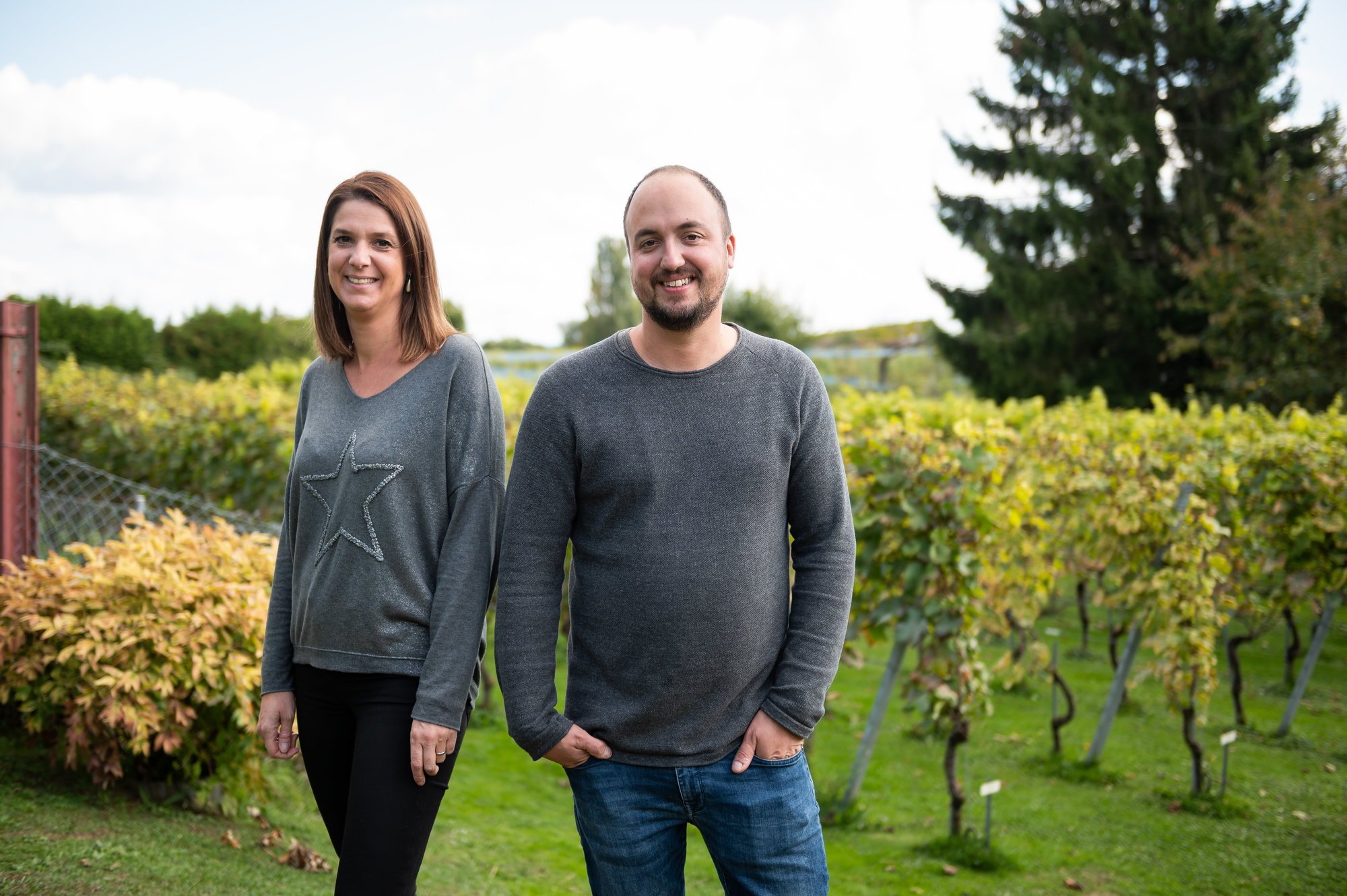 Rachel Billeter-de Montmollin et son frère Benoit dans l'un de leurs parchets de vigne.