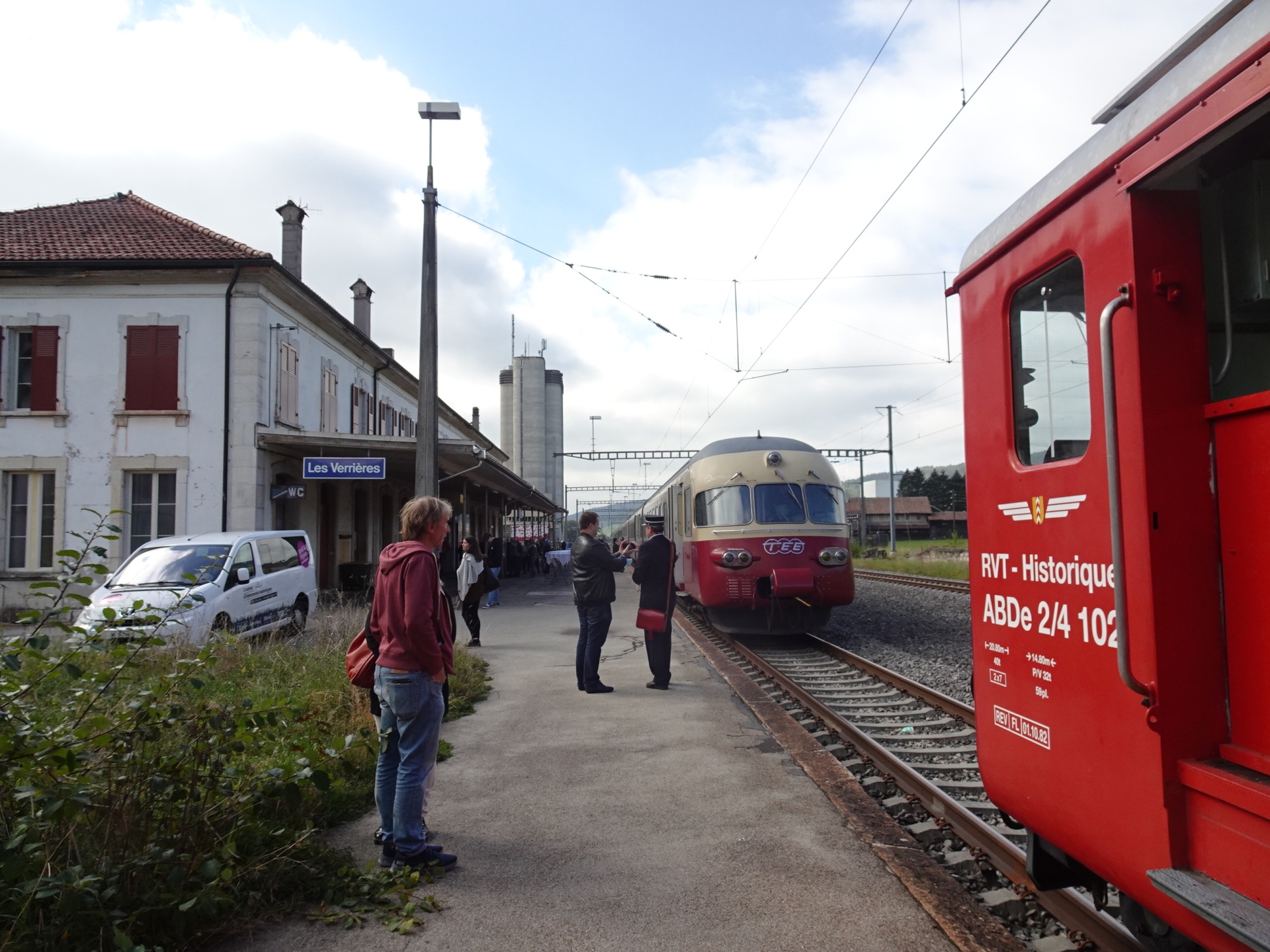 Samedi 9 octobre, une centaine de passionnés du rail ont commémoré le 60e anniversaire des rames Trans-Europ-Express «TEE-quadricourant» en accomplissant un périple d’Olten aux Verrières.