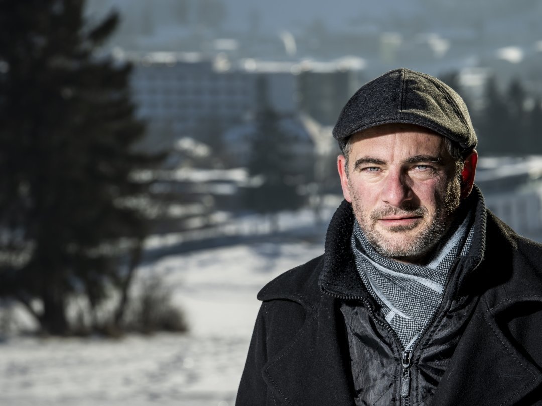Olivier Schinz, responsable du projet "La Chaux-de-Fonds, Capitale culturelle suisse 2025" pose sur les hauteurs de la ville des montagnes neuchateloises le mardi 21 decembre 2021 a La Chaux-de-Fonds. (KEYSTONE/Jean-Christophe Bott)