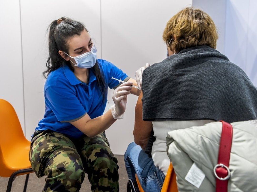 Depuis la semaine dernière, huit militaires sont venus renforcer les équipes de vaccination du centre de Polyexpo, à La Chaux-de-Fonds.