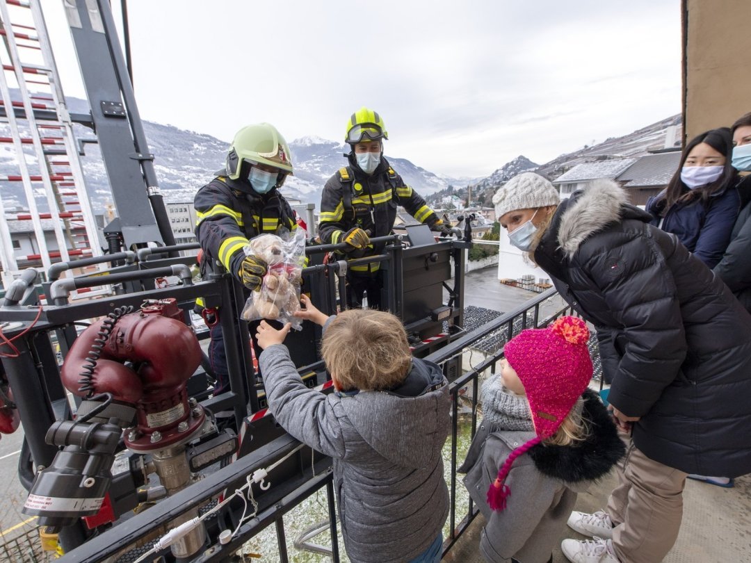 Sion, le, 5 décembre 2020  Pour le Téléthon de 2020 les pompiers de la ville de Sion ont amener les peluches avec la Grande Echelle.