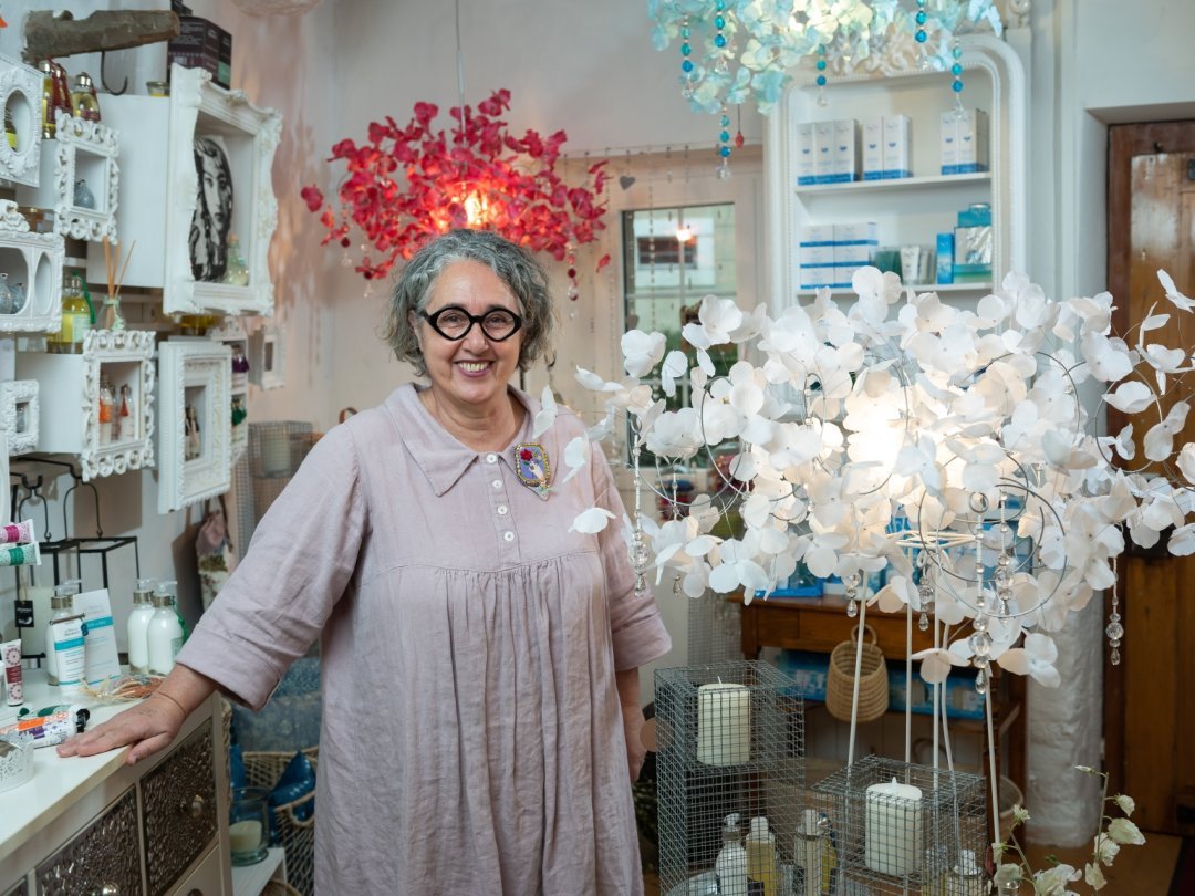 Mairy Kyriakou et ses lampes fleurs dans son atelier-boutique du Landeron.