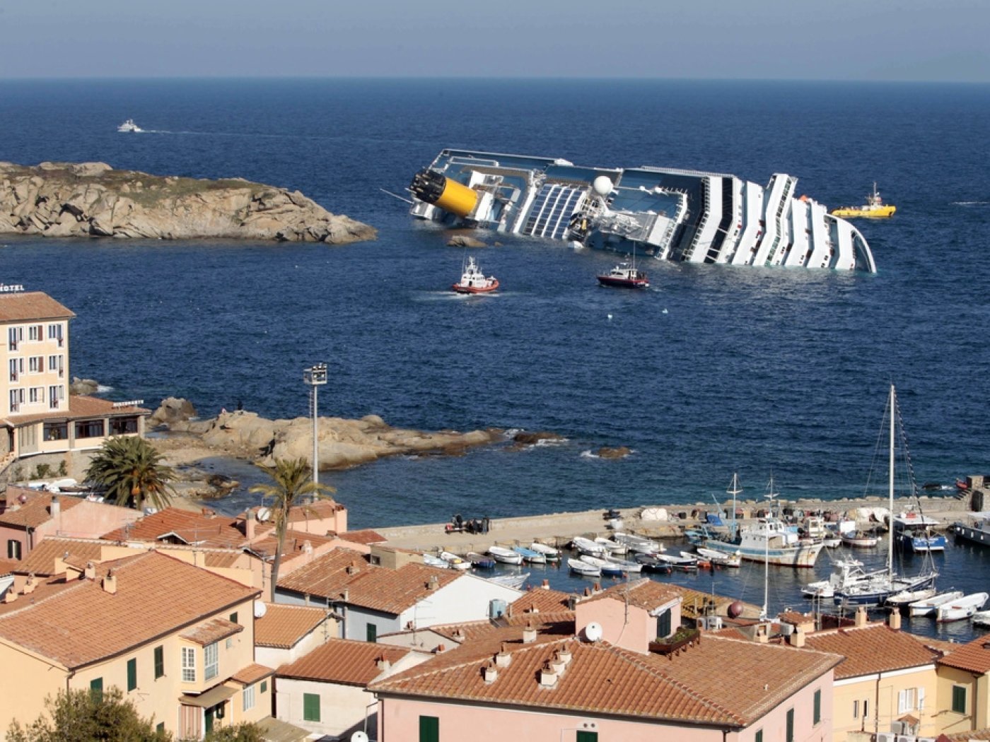 Le Costa Concordia est resté deux ans et demi à proximité de l'île de Giglio avant d'être évacué vers Gênes.