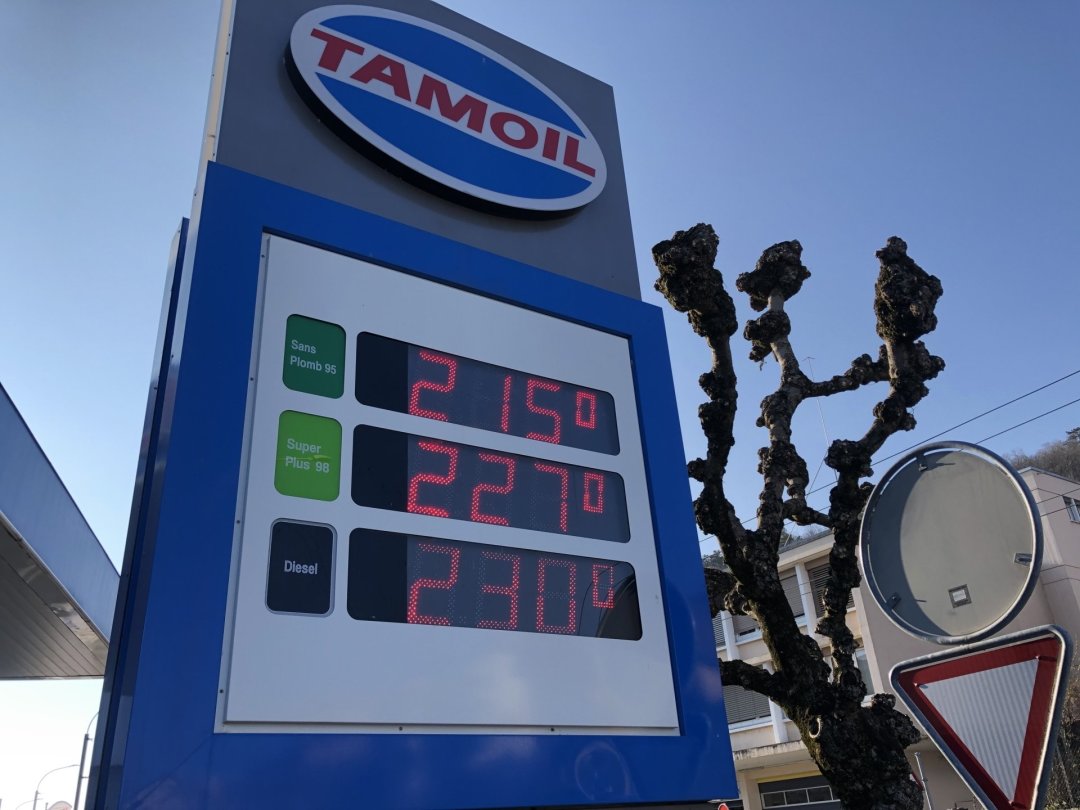 La hausse du prix de l’essence –  à plus de 2 francs le 10 mars déjà – est une des premières conséquences visibles par les Neuchâtelois de la guerre en Ukraine.