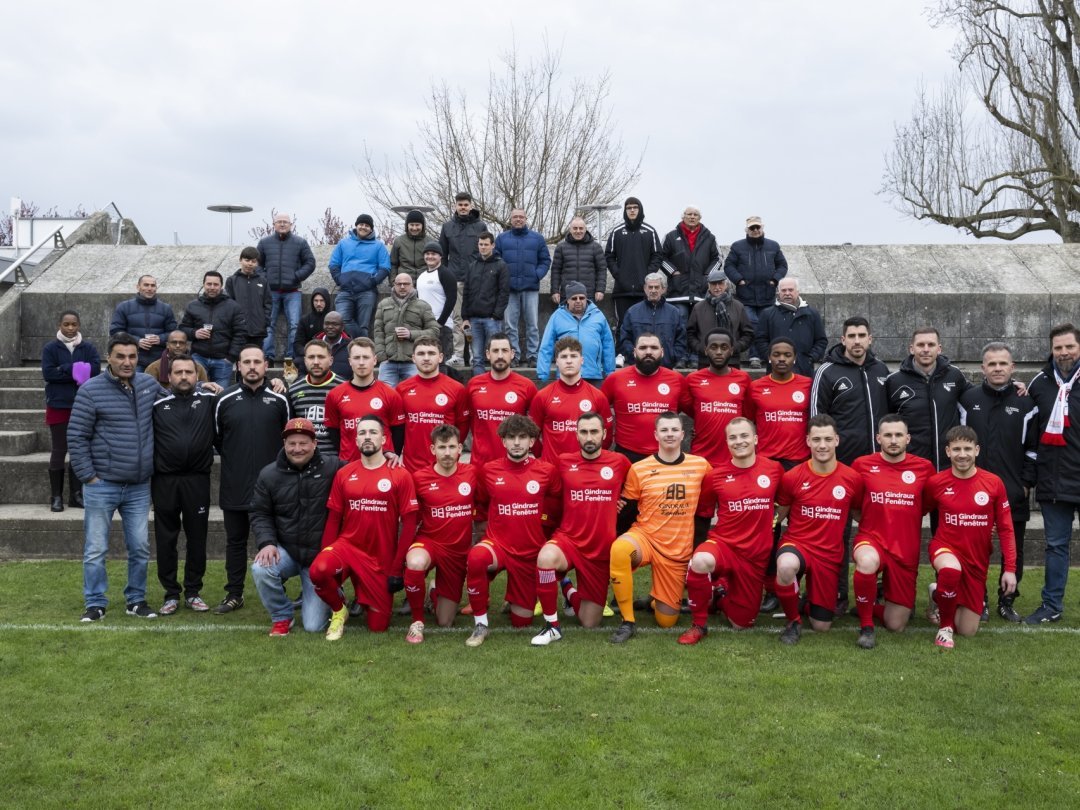 La première équipe du FC Béroche-Gorgier, avec le comité du club et les supporters.