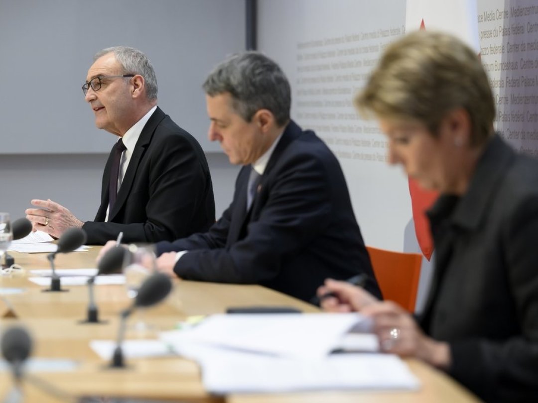 Le président de la Confédération Ignazio Cassis, au centre, entouré des conseillers fédéraux Karin Keller-Sutter et Guy Parmelin lors d'une conférence de presse le 25 février sur les résolutions de la Suisse face à la Russie.