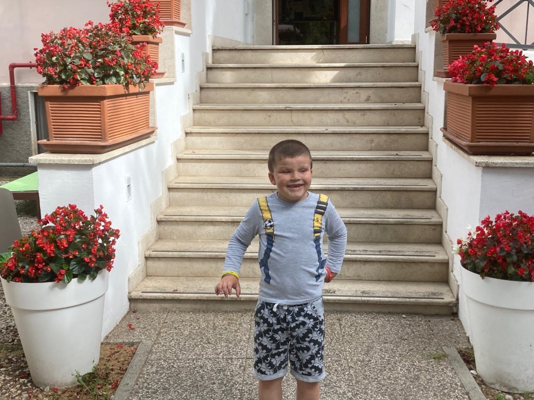 Danilo, 6 ans, souffre de troubles neurologiques importants. Il a quitté l’Ukraine et rejoint la Pologne en bus avec sa maman, où une équipe médiale italienne les attendait. Il est aujourd’hui soigné à Rome.