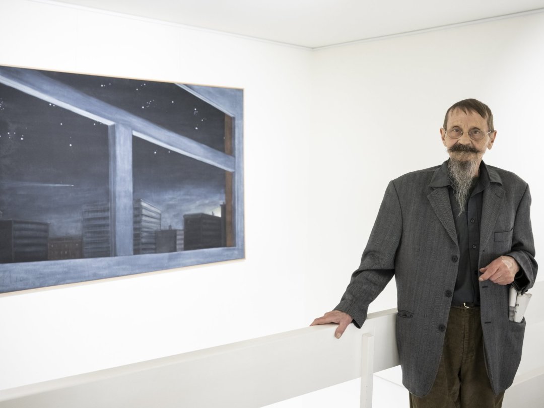 Grégoire Müller devant l'une des œuvres exposées à la galerie 2016.