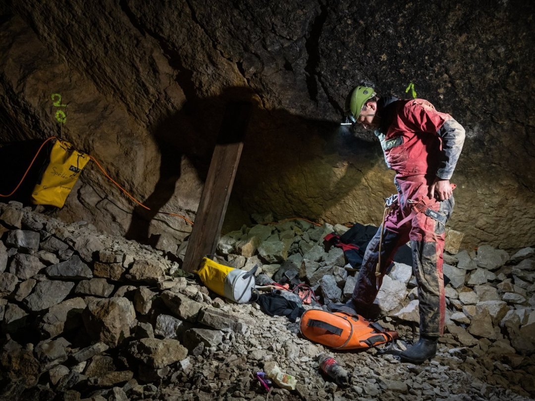 Un spéléologue dans la grotte du Rutelins, en mars 2021, lors d'une intervention à la suite d'un accident de spéléologie.