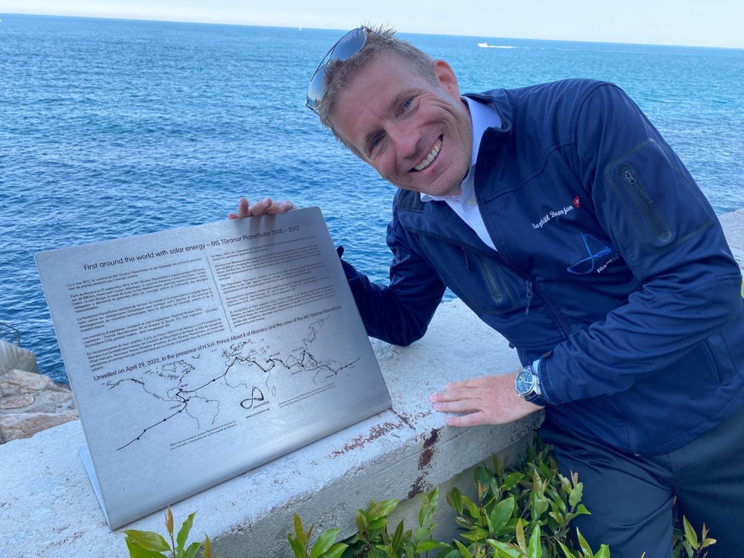 L’éco-explorateur Raphaël Domjan sur la jetée du port de Monaco, avec la plaque commémorative des dix ans de son tour du monde à l’énergie solaire.
