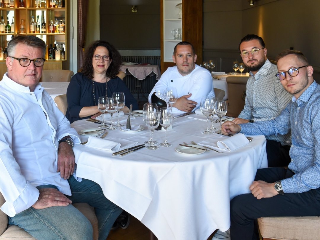 De gauche à droite: Craig et Françoise Penlington, le nouveau chef Edmond Bavois, Tony Amiet et Guillaume Toupance de la société Triumvirat TTG (manque Greg Scarpella).