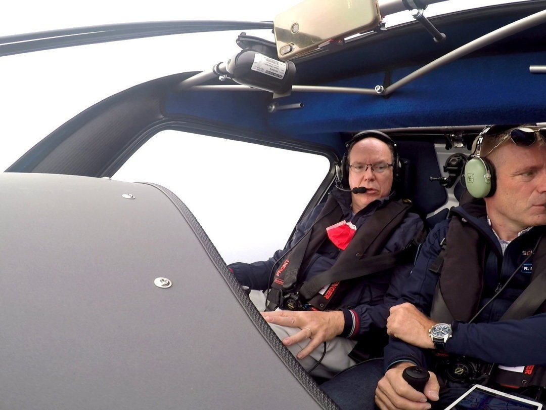 Le prince Albert II de Monaco a été le premier chef d’Etat à voler dans un avion électrique. Avec Raphaël Domjan, ils ont survolé le Rocher, le 14 septembre 2021, à bord d’un Pipistrel.