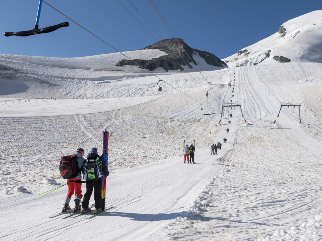 Cette image de juillet 2019, qui montre des skieurs à l'entraînement sur le glacier Allalin à Saas-Fee, pourrait bientôt appartenir au passé.