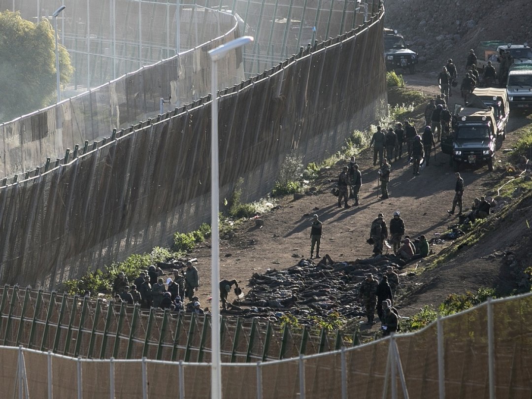 Les forces de sécurité du côté marocain de la frontière stoppent régulièrement des migrants qui veulent franchir les clôtures qui les séparent de l’enclave espagnole. Ici en mars dernier.