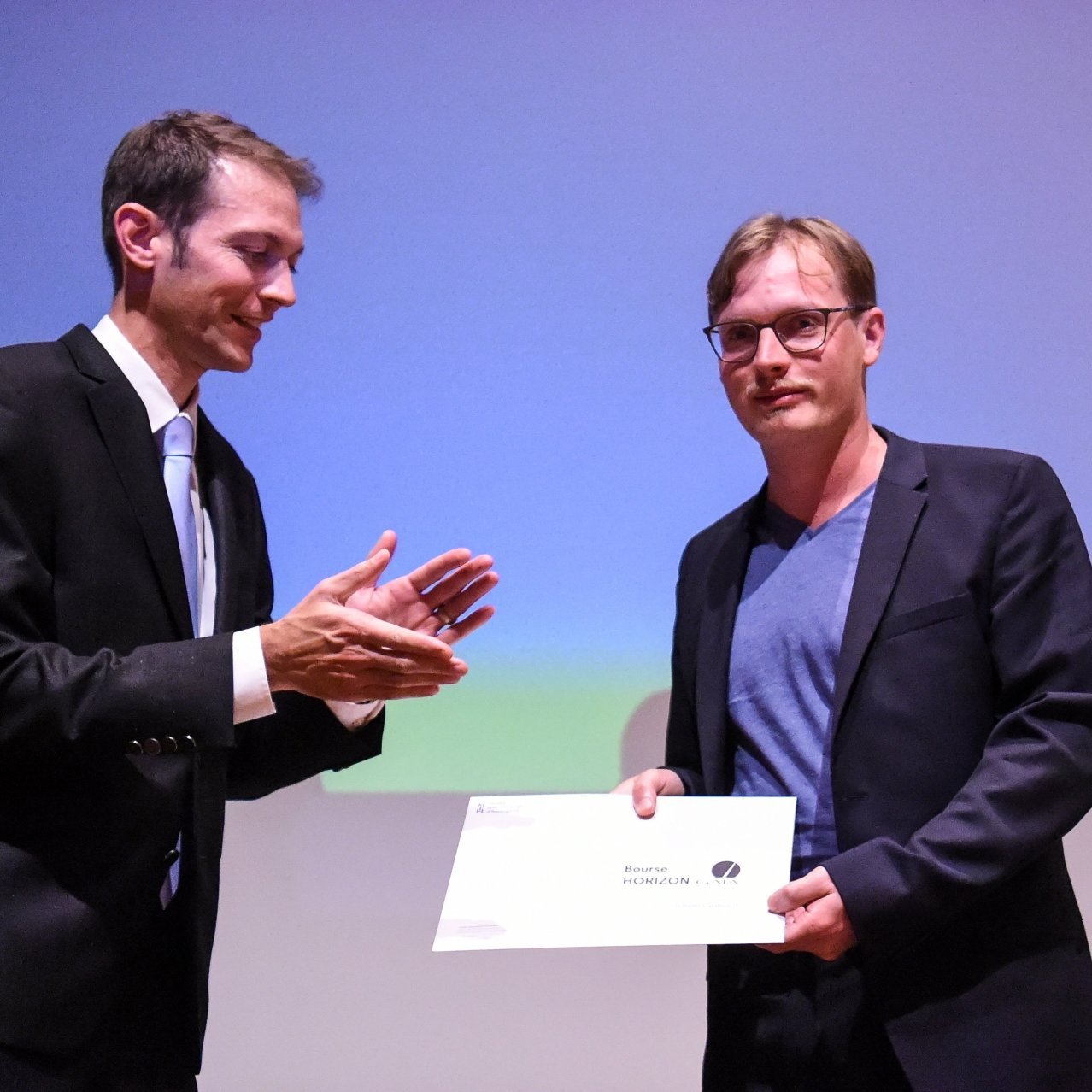 L'historien Julien Gressot (à droite) a reçu la bourse Horizon Gaïa des mains du conservateur du MIH Régis Huguenin.