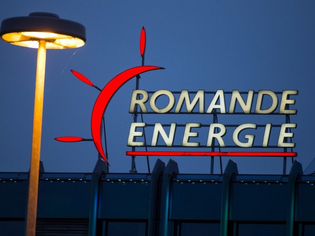 Un logo illuminé de la Romande Energie est photographié sur le toit du siège de l'entreprise, à Morges.