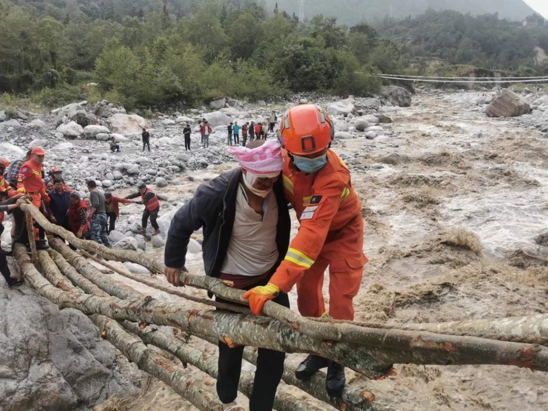 Les secouristes s'activent pour tenter de retrouver des survivants après le séisme qui a frappé la province du Sichuan lundi 5 septembre.