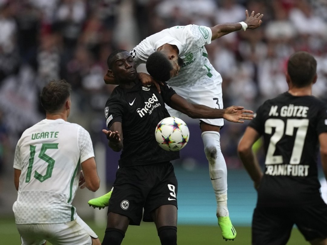 Randal Kolo Muani de Francfort et Jeremiah St. Juste du Sporting se disputent le ballon lors du match de football du Groupe D de la Ligue des champions à Francfort, en Allemagne, mercredi 7 septembre 2022.