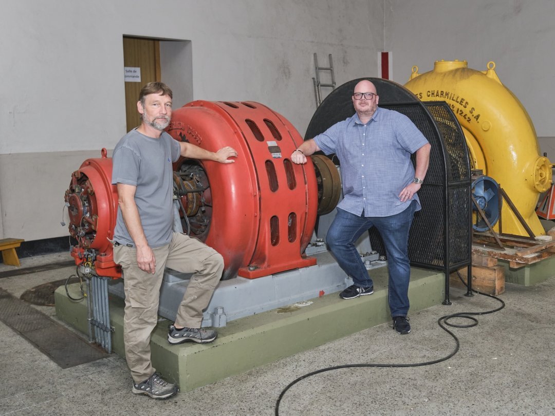 Olivier Clerc et Pascal Murith, responsable production et directeur de la Société électrique du Val-de-Travers (SEVT), devant l'une des trois turbines à l'arrêt de l'usine hydroélectrique du Plan de l'eau.