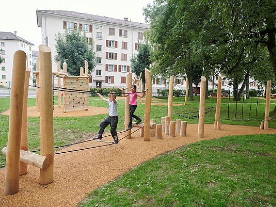 Les enfants sont déjà conquis par les jeux en bois installés dans cet espace nature.