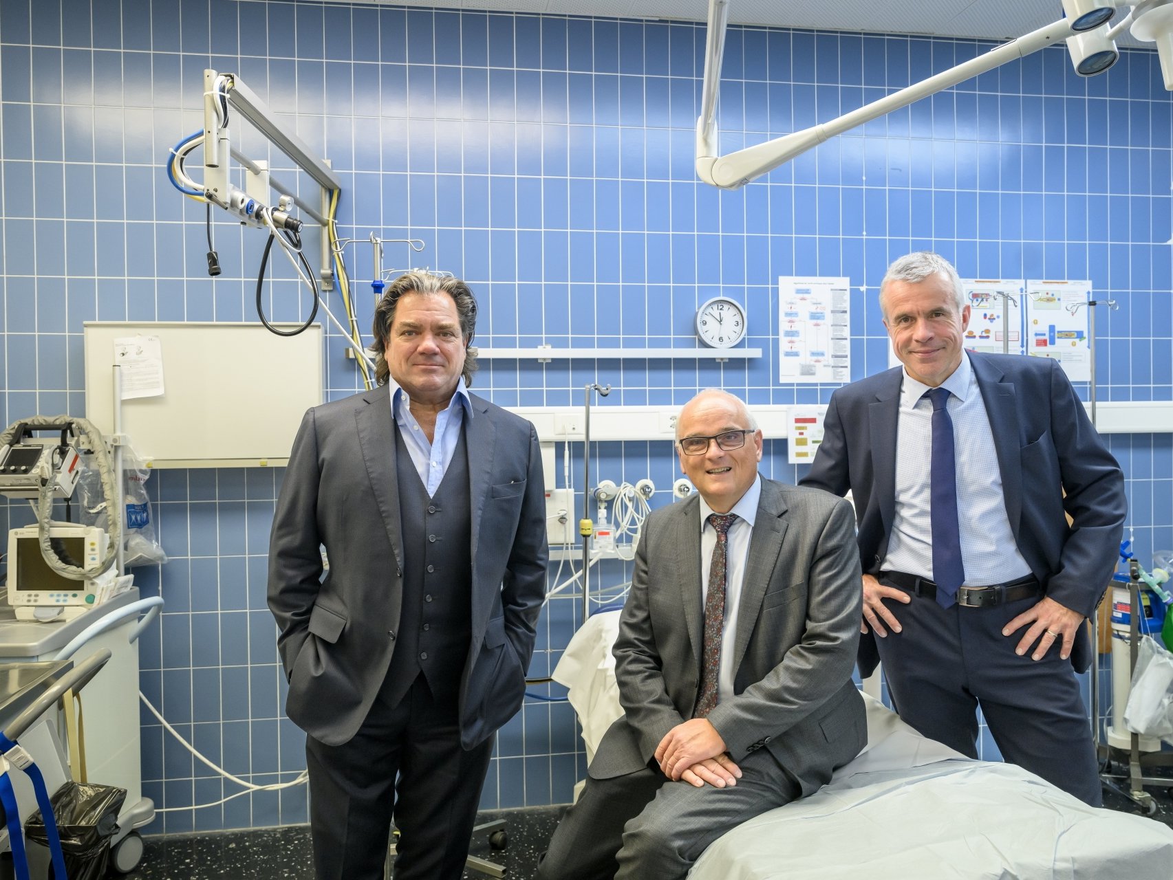 Antoine Hubert, patron de Swiss Medical Network en compagnie du conseiller d'Etat bernois Pierre-Alain Schnegg et de Lorenz Hess, président du conseil d'administration de Visana.