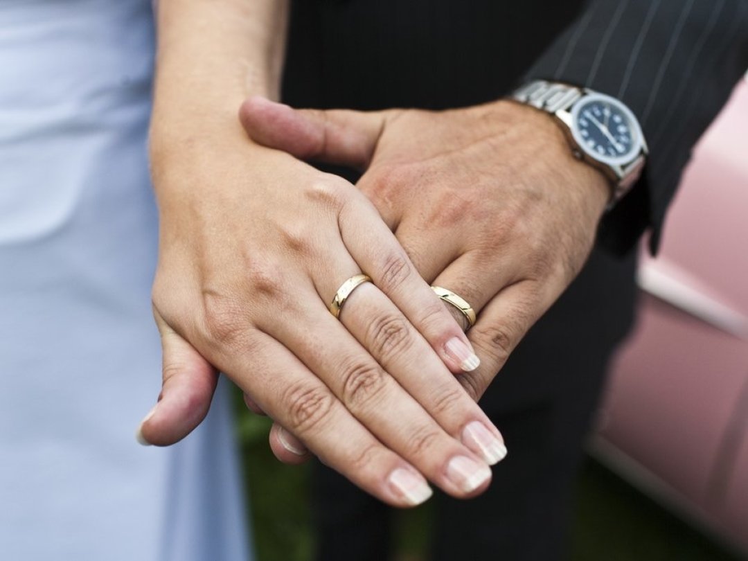 Actuellement, les couples mariés ou vivant en partenariat enregistré sont imposés conjointement. Il en résulte un taux d'imposition plus élevé (illustration).