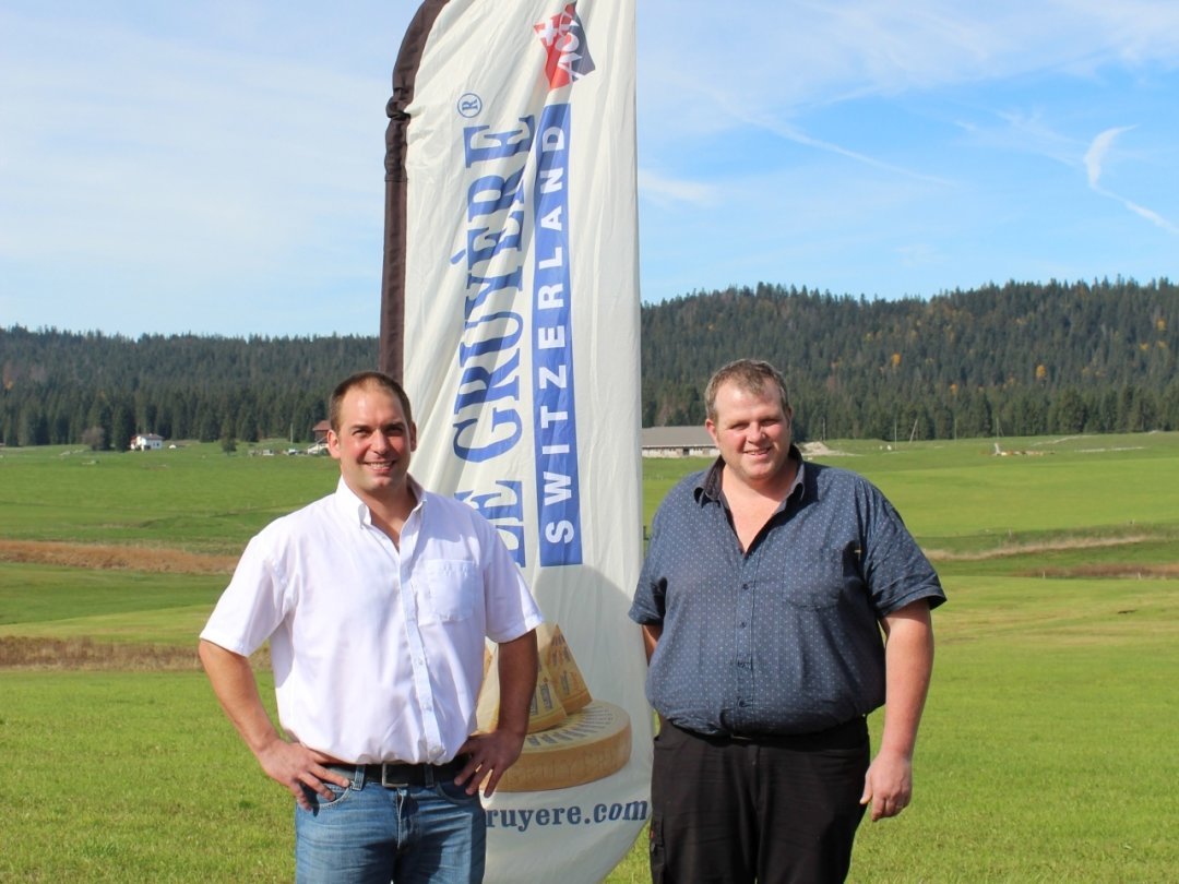 Le fromager Adrian Tinguely, ici à gauche en compagnie de Laurent Bürri, président de la fromagerie de La Côte-aux-Fées, est le grand gagnant de cette édition 2022.