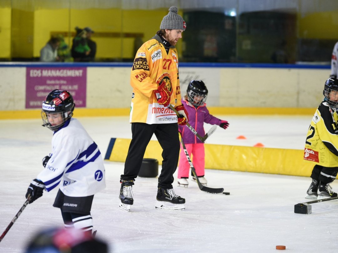 Les jeunes hockeyeurs du Val-de-Travers ne pourront pas patiner avec des joueurs de National League, ici Anthony Huguenin.