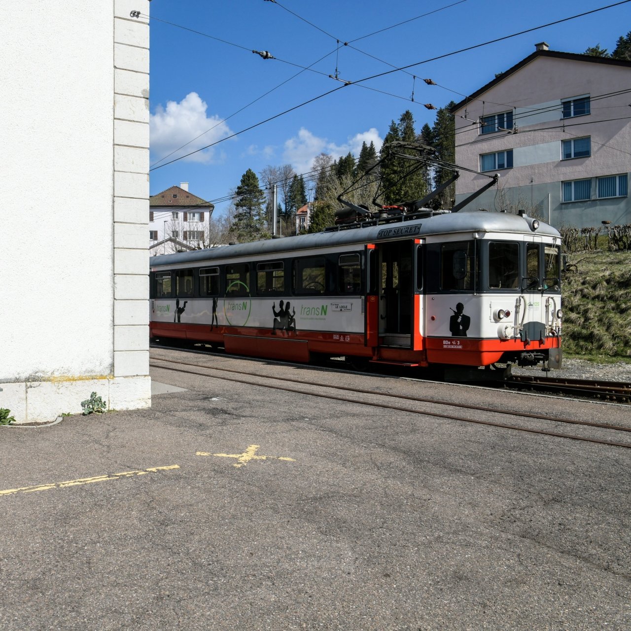 Le bus électrique, prévu pour remplacer le train reliant Le Locle aux Brenets en 2025, poursuivra sa course après la gare, jusqu'au bas du village, voire jusqu'à Villers-le-Lac.