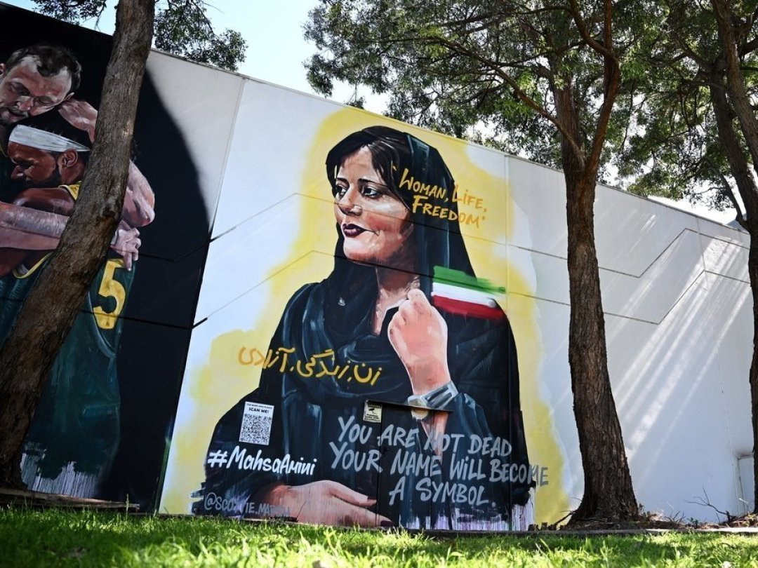 Une peinture représentant Mahsa Amini orne un mur de Sydney, en Australie.
