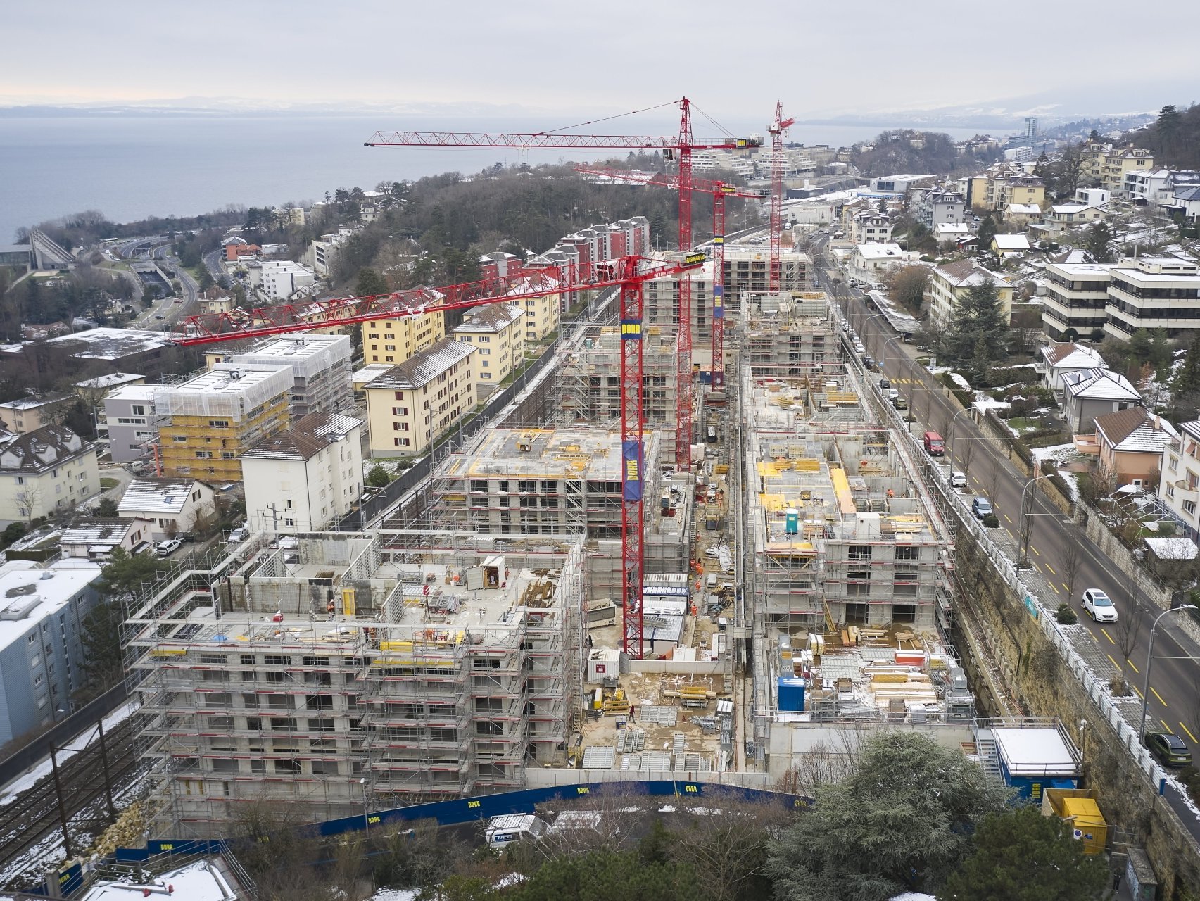 Une vue aérienne du plus grand chantier immobilier actuellement dans le canton de Neuchâtel. A droite, l'avenue des Portes-Rouges.