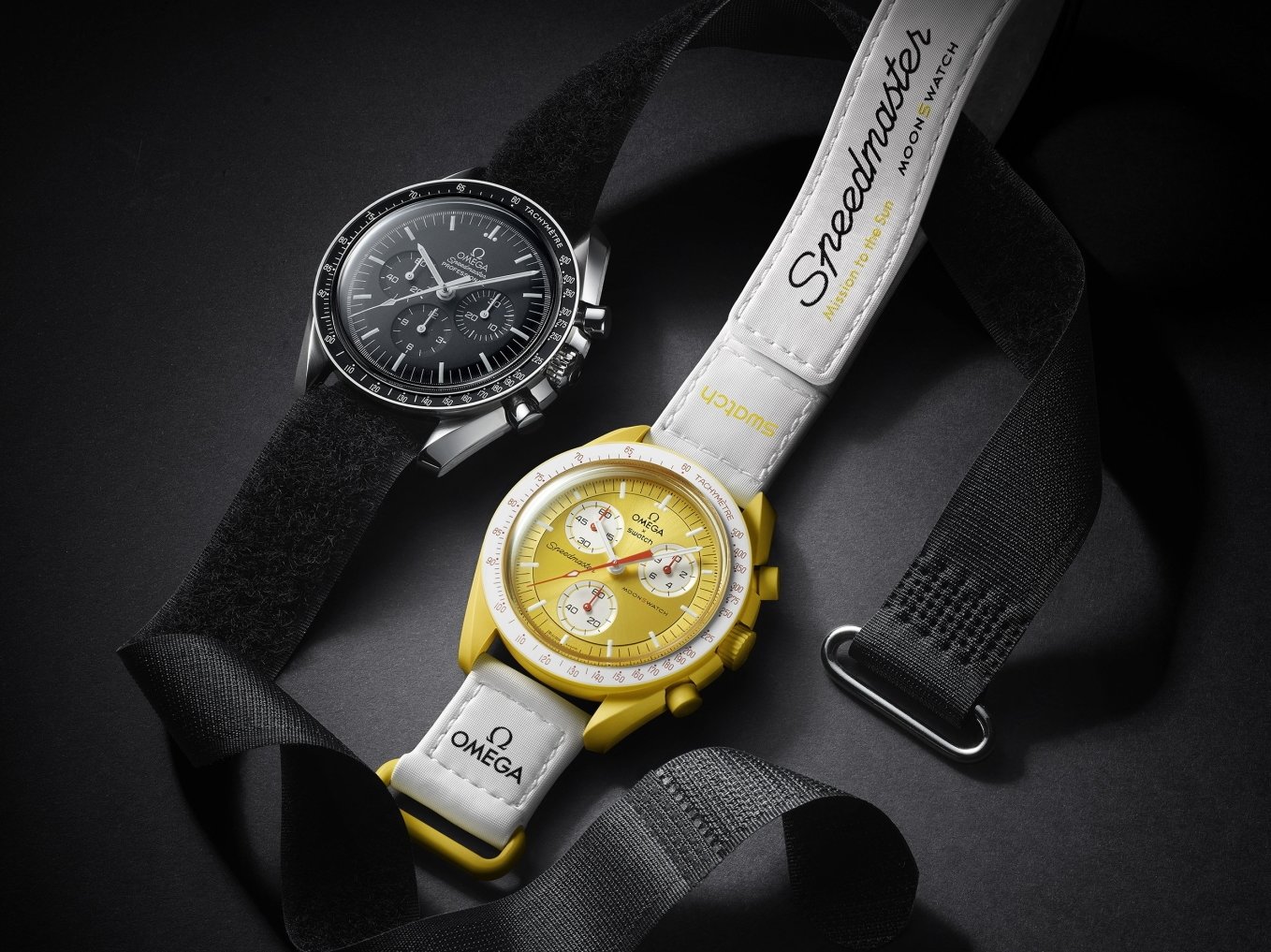 La MoonSwatch (à droite) est inspirée de la Moonwatch d'Omega, un modèle de la ligne Speedmaster, née en 1957.