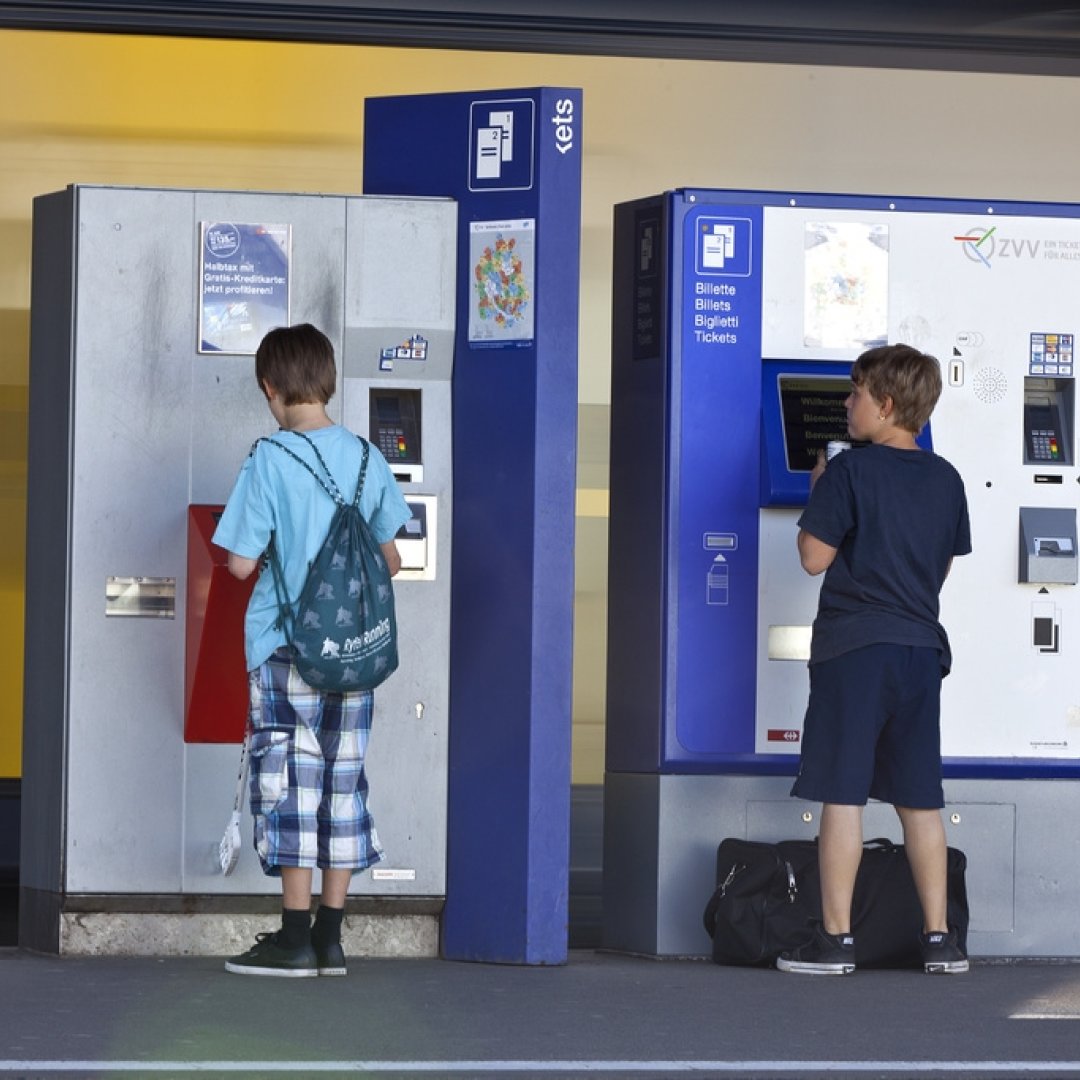 Les jeunes, ici deux garçons prenant un billet à la gare d'Effretikon (ZH) en avril 2011, auront de nouvelles offres pour voyager en train notamment.