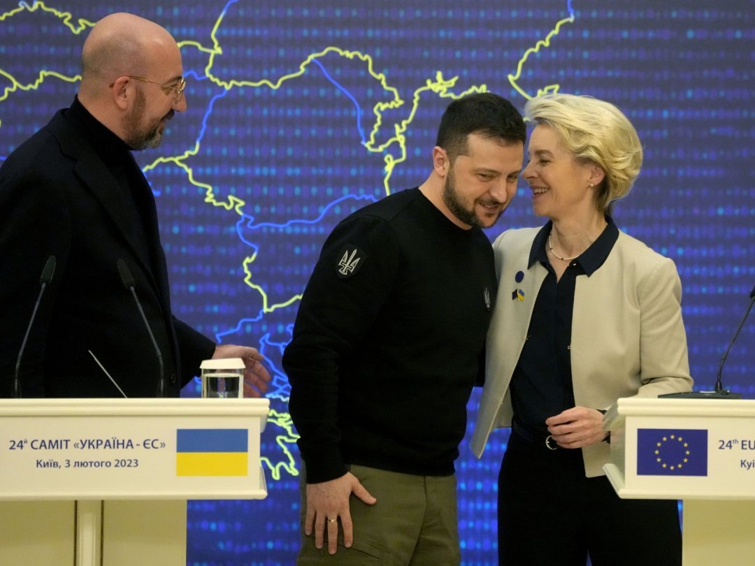 Le président ukrainien Volodymyr Zelensky entouré du président du  Conseil européen, le Belge Charles Michel, et de la présidente d ela Commission européenne Ursula von der Leyen à Kiev ce 3 février.