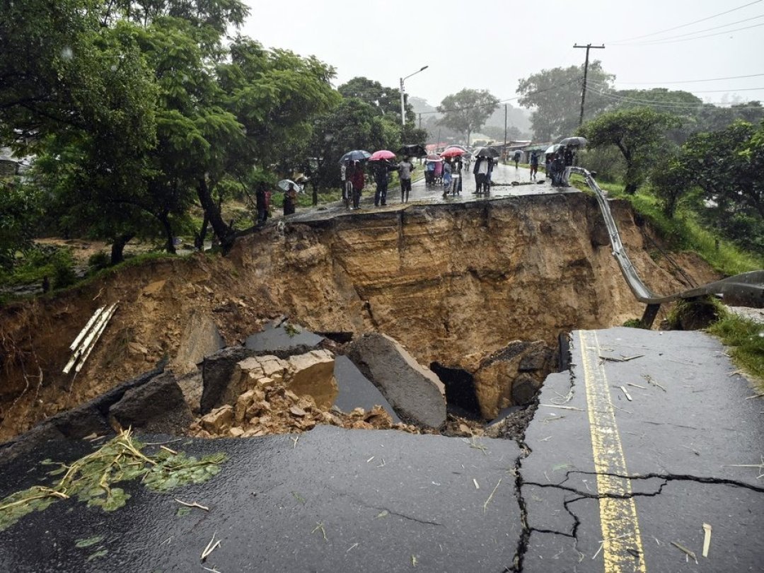 Les pluies torrentielles ont provoqué d'importants dégâts au Malawi. Une route s'est ici effondrée entre la ville de Blantyre et la capitale Lilongwe.