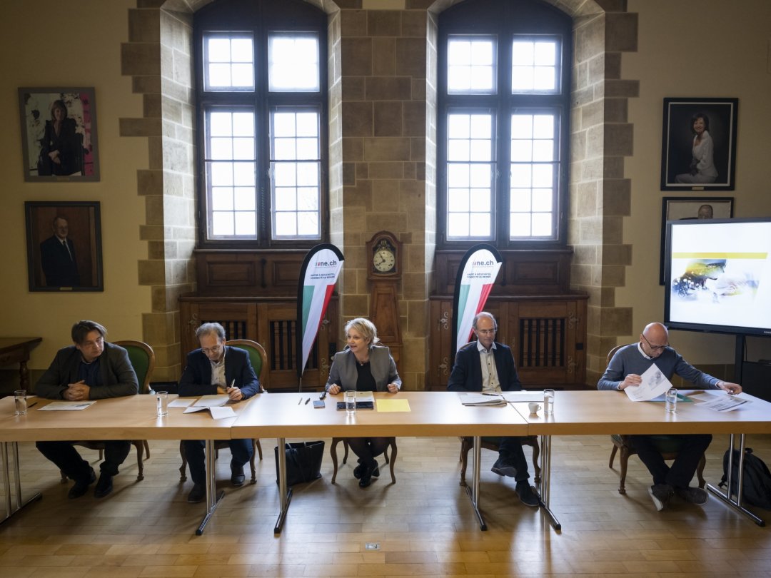 Le point sur la crise ukrainienne au château de Neuchâtel avec, de gauche à droite, Frédéric Richter, Théo Bregnard, Florence Nater, Serge Gamma et Robin Delisle.
